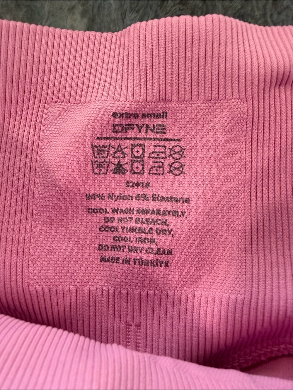 (S) Vision twist front sports bra, (XS) Vision shorts 4.5 - Picture 3 of 4
